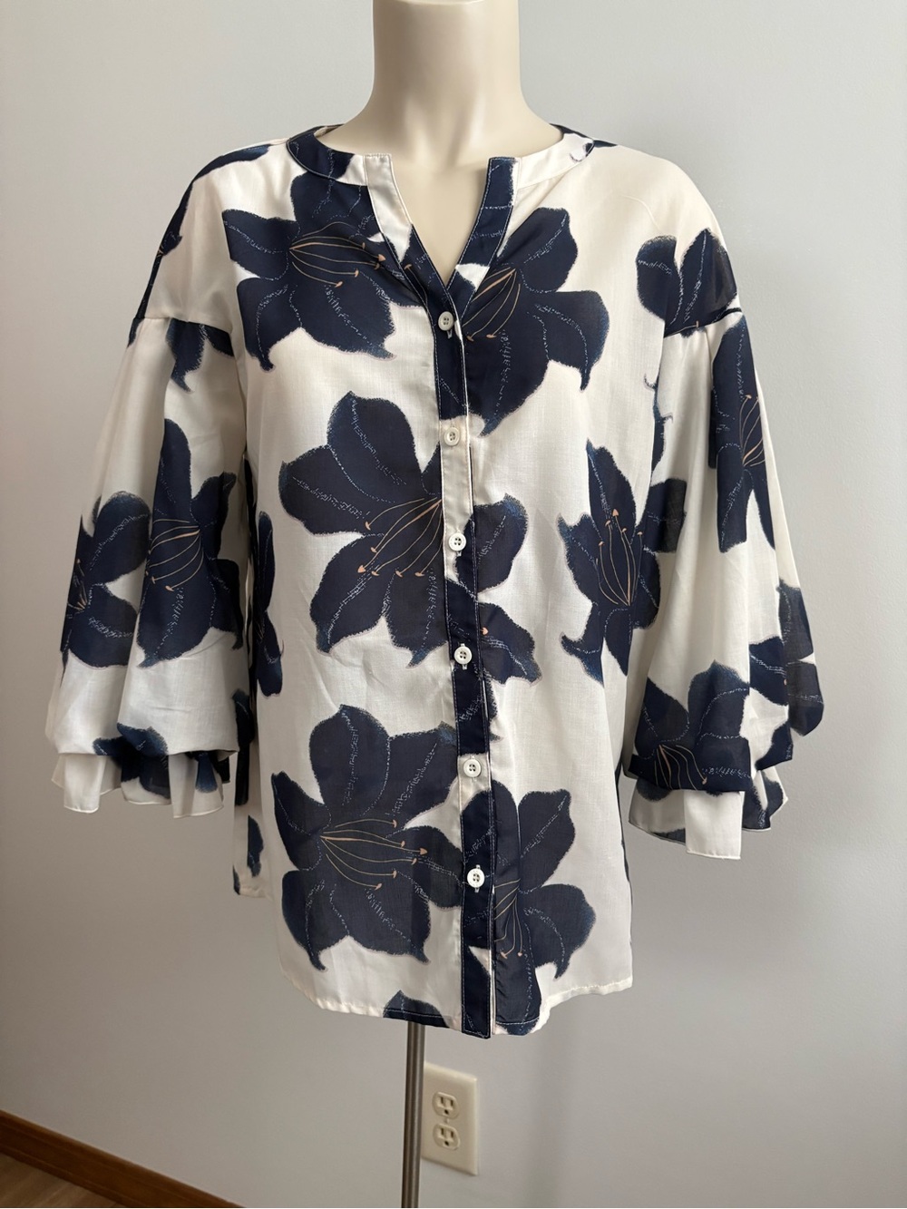Dabuwawa Floral Lily Print Chiffon Button Up Balloon Sleeve Navy Blue White L
